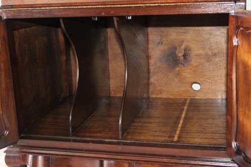 A stunning vintage Imbuia radiogram cabinet converted to a drinks cabinet in good condition