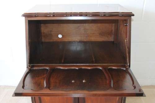 A stunning vintage Imbuia radiogram cabinet converted to a drinks cabinet in good condition