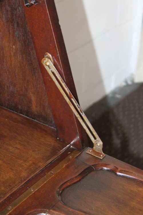 A stunning vintage Imbuia radiogram cabinet converted to a drinks cabinet in good condition