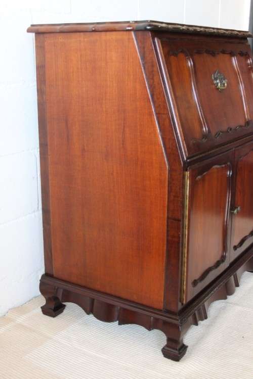 A stunning vintage Imbuia radiogram cabinet converted to a drinks cabinet in good condition