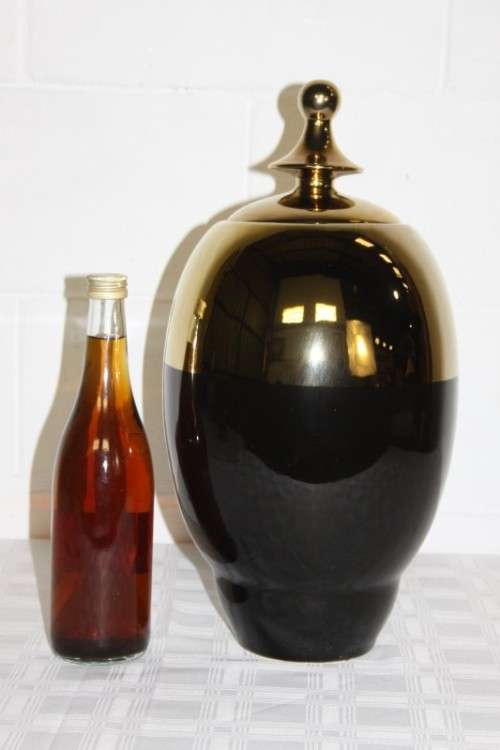 A superb X-large "Kremlin" Gold and black ceramic lidded urn vase in excellent condition