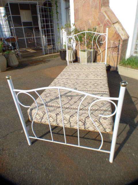 Beautiful, dainty & elegant wrought iron single bed & mattress in great vintage condition - RS17Sale