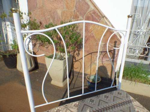 Beautiful, dainty & elegant wrought iron single bed & mattress in great vintage condition - RS17Sale