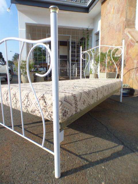 Beautiful, dainty & elegant wrought iron single bed & mattress in great vintage condition - RS17Sale