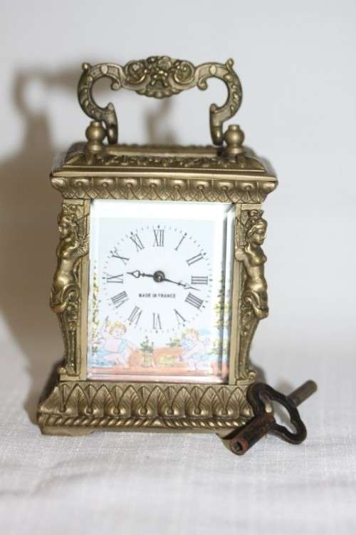 **RS17** A gorgeous ornate brass bevelled glass carriage clock w/ repousse detail & roman numerals