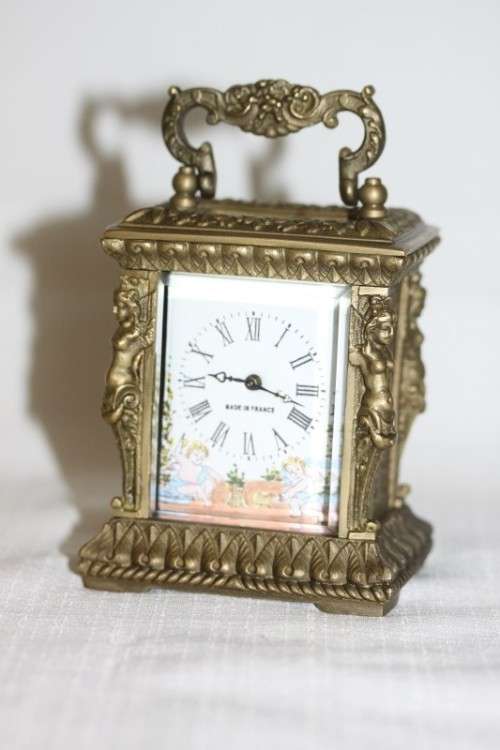 **RS17** A gorgeous ornate brass bevelled glass carriage clock w/ repousse detail & roman numerals