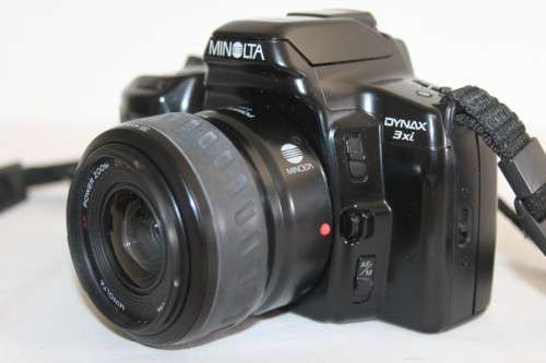 A Minolta Dynax 3xi 35mm film camera with a AF 35-80mm lens in a bag - RS17Sale
