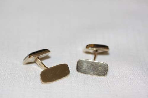 A stunning pair of 9ct yellow gold gents "whale-back" cuff-links w/ beautiful deep tigers eye stones