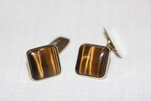 A stunning pair of 9ct yellow gold gents "whale-back" cuff-links w/ beautiful deep tigers eye stones