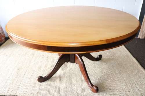 A fabulous solid yellow wood & imbuia 6 seater  round dining room table, beautiful & elegant!!!