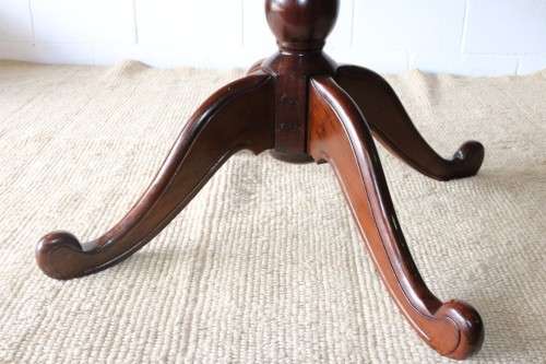 A fabulous solid yellow wood & imbuia 6 seater  round dining room table, beautiful & elegant!!!