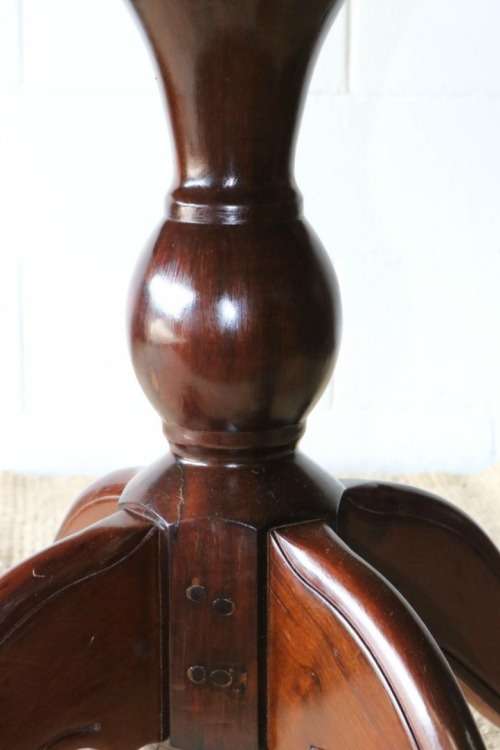 A fabulous solid yellow wood & imbuia 6 seater  round dining room table, beautiful & elegant!!!