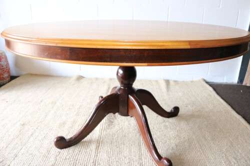 A fabulous solid yellow wood & imbuia 6 seater  round dining room table, beautiful & elegant!!!