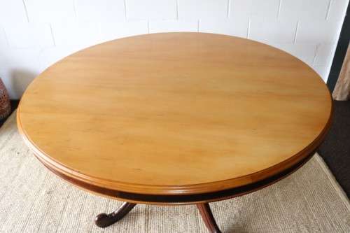 A fabulous solid yellow wood & imbuia 6 seater  round dining room table, beautiful & elegant!!!
