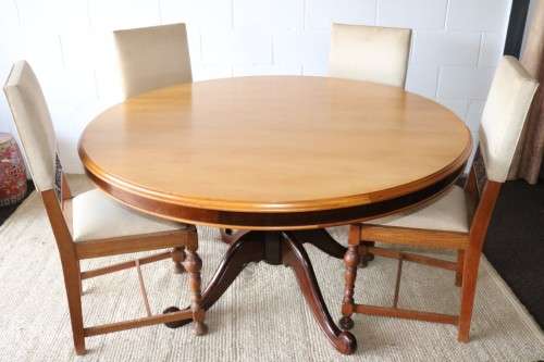 A fabulous solid yellow wood & imbuia 6 seater  round dining room table, beautiful & elegant!!!