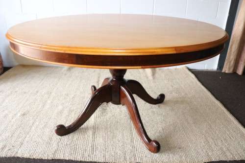 A fabulous solid yellow wood & imbuia 6 seater  round dining room table, beautiful & elegant!!!