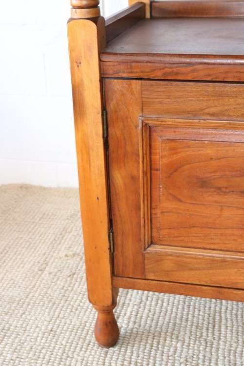 A lovely vintage solid teak cabinet/ side server with loads of space, perfect for a dining room