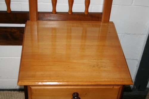 A beautiful yellow wood & imbuia pedestal headboard for a queen size bed in stunning condition