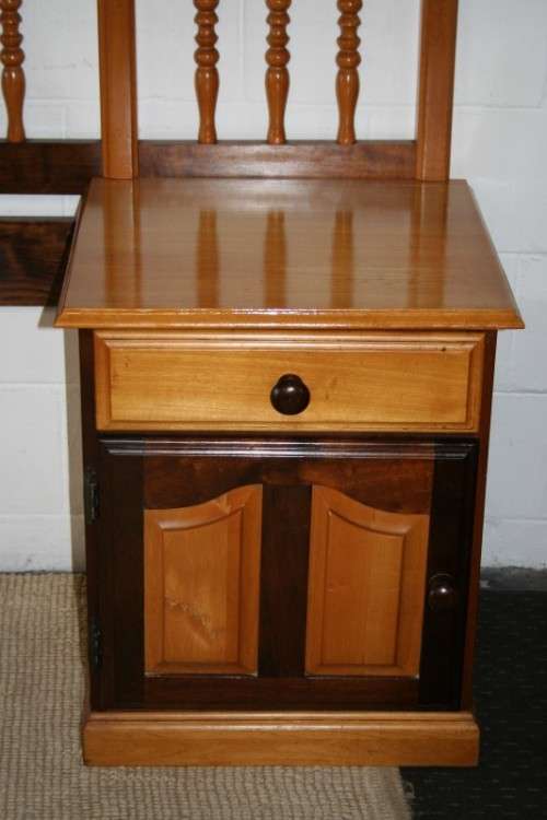 A beautiful yellow wood & imbuia pedestal headboard for a queen size bed in stunning condition