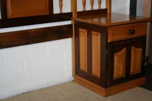 A beautiful yellow wood & imbuia pedestal headboard for a queen size bed in stunning condition