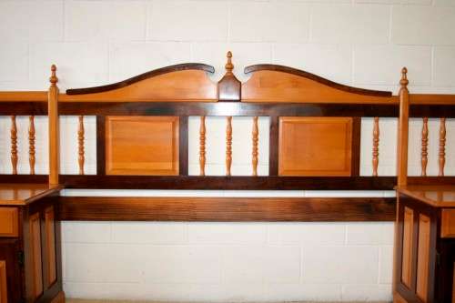 A beautiful yellow wood & imbuia pedestal headboard for a queen size bed in stunning condition