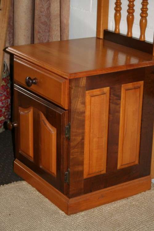 A beautiful yellow wood & imbuia pedestal headboard for a queen size bed in stunning condition