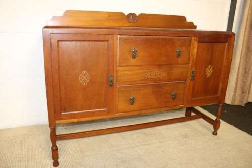 A stunning antique oak side server cabinet w/ loads of drawer and cupboard space in great condition