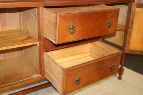 A stunning antique oak side server cabinet w/ loads of drawer and cupboard space in great condition