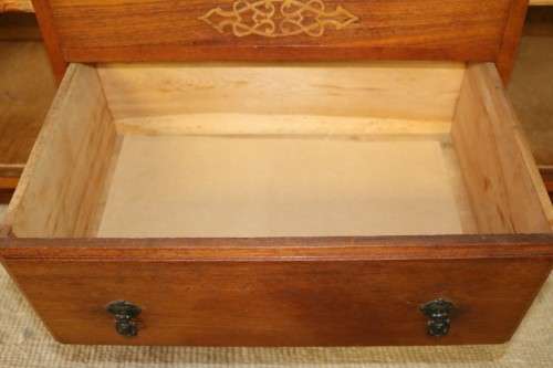 A stunning antique oak side server cabinet w/ loads of drawer and cupboard space in great condition