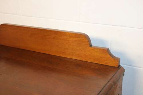 A stunning antique oak side server cabinet w/ loads of drawer and cupboard space in great condition