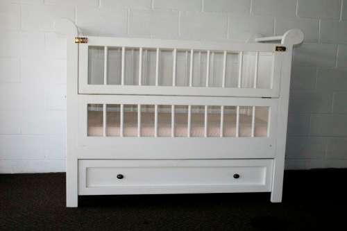 Price reduced!!! White babies crib bed/ cot w/ brass safety latches, fold-down side & large draw!