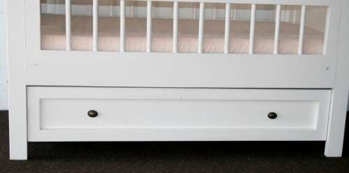 Price reduced!!! White babies crib bed/ cot w/ brass safety latches, fold-down side & large draw!