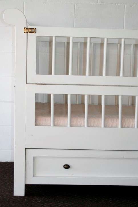 Price reduced!!! White babies crib bed/ cot w/ brass safety latches, fold-down side & large draw!