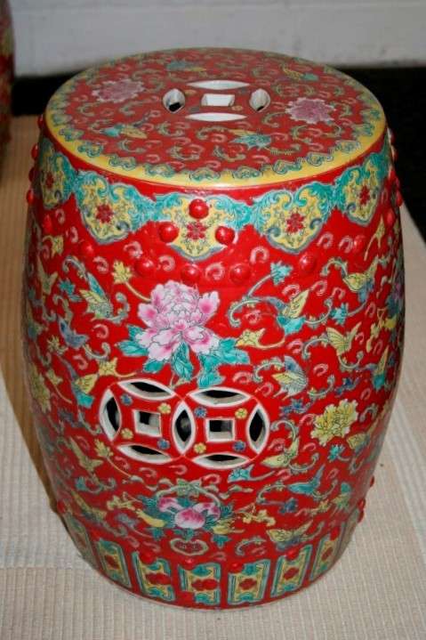 **RS17** A stunning & vibrant hand painted Chinese glaze porcelain garden table & 4x stools