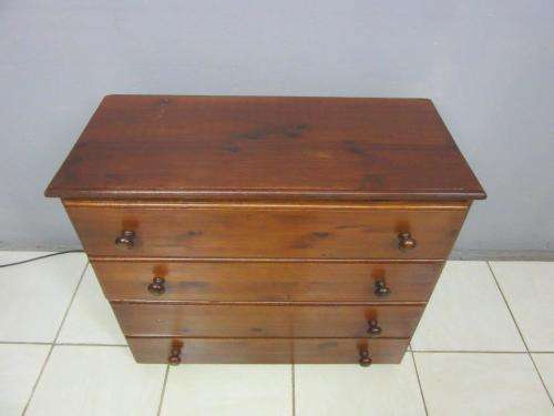 An wonderful vintage 4-drawer chest of drawers with ample storage space!