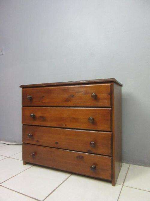 An wonderful vintage 4-drawer chest of drawers with ample storage space!