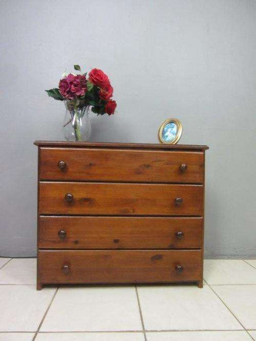 An wonderful vintage 4-drawer chest of drawers with ample storage space!