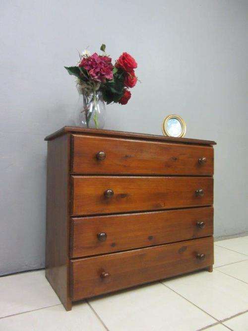 An wonderful vintage 4-drawer chest of drawers with ample storage space!