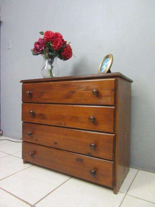 An wonderful vintage 4-drawer chest of drawers with ample storage space!