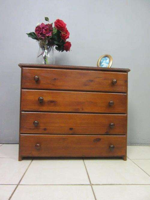 An wonderful vintage 4-drawer chest of drawers with ample storage space!