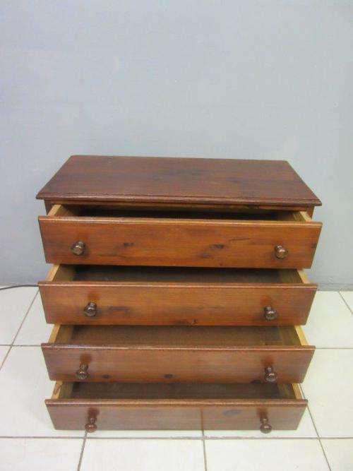 An wonderful vintage 4-drawer chest of drawers with ample storage space!