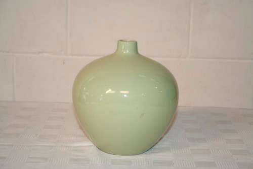 A beautiful "modern" pale green decorative flower vase in excellent condition - RS17Sale