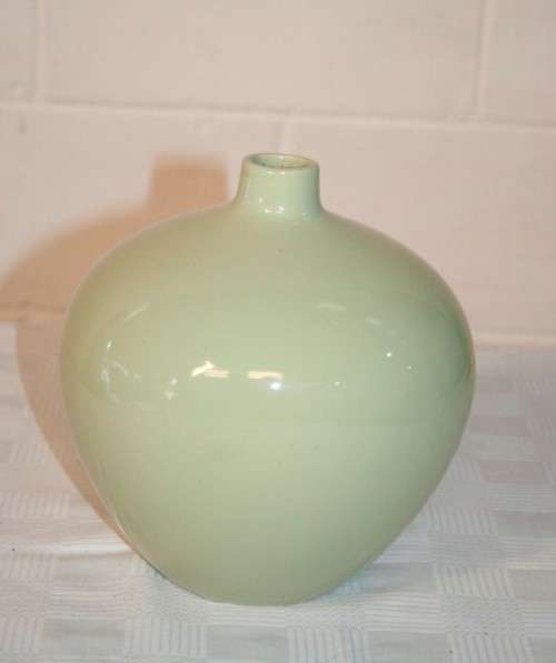 A beautiful "modern" pale green decorative flower vase in excellent condition - RS17Sale
