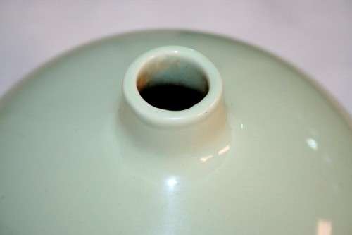 A beautiful "modern" pale green decorative flower vase in excellent condition - RS17Sale