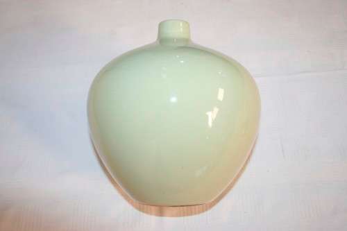 A beautiful "modern" pale green decorative flower vase in excellent condition - RS17Sale