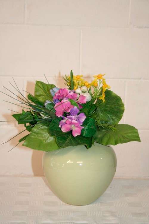 A beautiful "modern" pale green decorative flower vase in excellent condition - RS17Sale