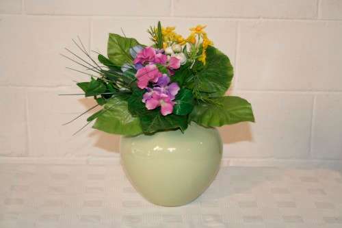 A beautiful "modern" pale green decorative flower vase in excellent condition - RS17Sale