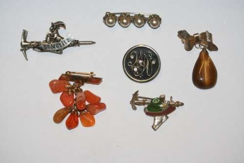**RS17** A collection of 6x vintage ladies brooches including a rare "German - US Zone" brooch