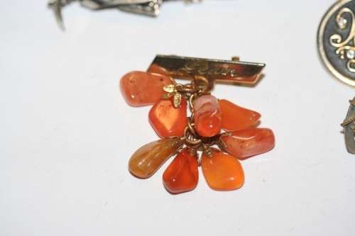 **RS17** A collection of 6x vintage ladies brooches including a rare "German - US Zone" brooch