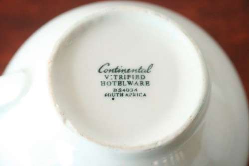 A fabulous collection of 9x white "Hotelware" porcelain tea & coffee cups in great condition - AAA